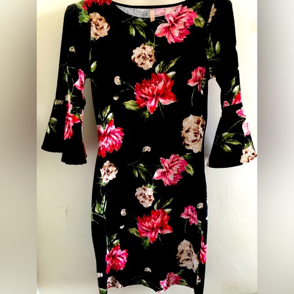 Floral Bodycon Dress with Ruffle Sleeve ๐บ - Picture 5 of 5